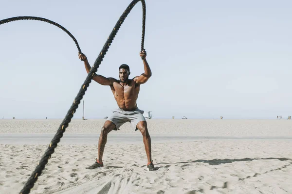 Fit Homem Trabalhando Com Cordas Batalha — Fotografia de Stock