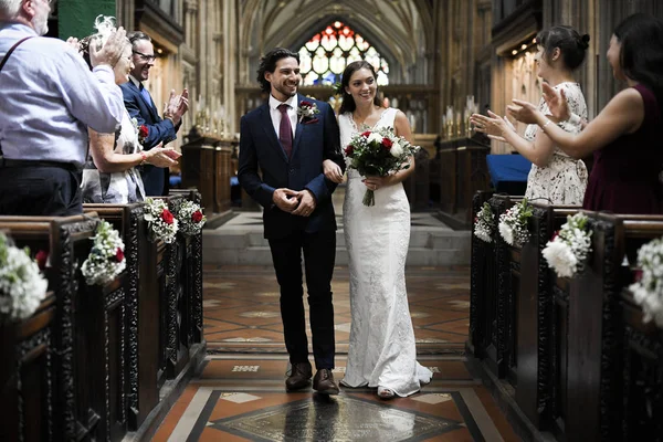 Yeni Evli Çift Koridorda Yürüyor — Stok fotoğraf