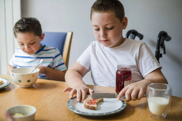 Jongens Ontbijten Ochtend — Stockfoto