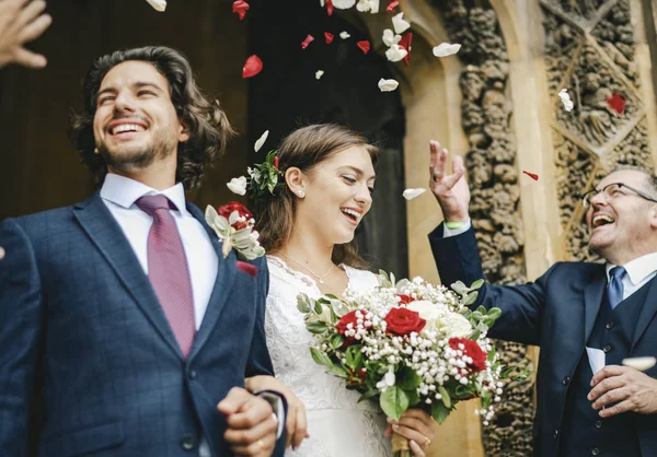 Familia Lanzando Pétalos Rosa Novia Recién Casada Novio —  Fotos de Stock