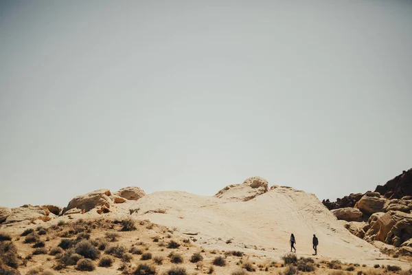 Para Spacerująca Dolinie Śmierci Kalifornii Stany Zjednoczone — Zdjęcie stockowe