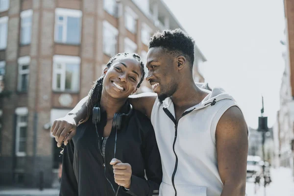 Feliz Pareja Atlética Jugando Mientras Que Paseo — Foto de Stock