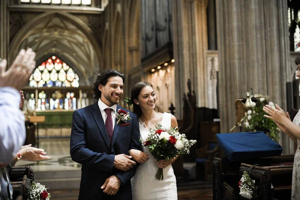 Pareja Recién Casada Caminando Por Pasillo —  Fotos de Stock