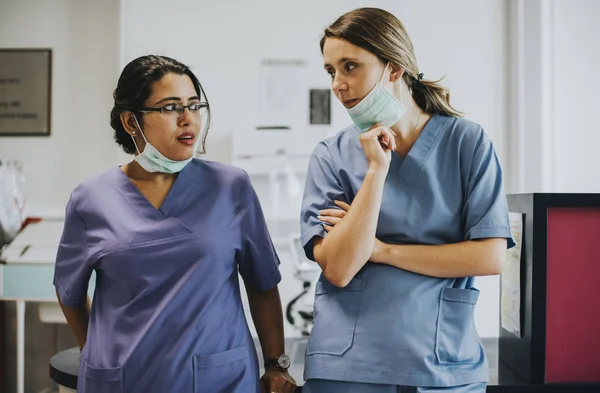 Perawat Memiliki Percakapan Icu — Stok Foto