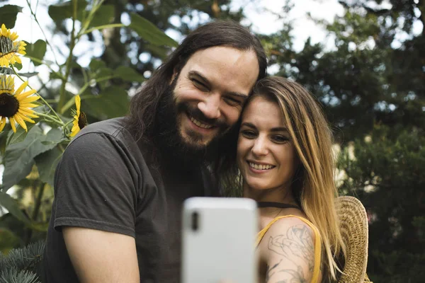Casal Tirando Uma Selfie Com Girassóis — Fotografia de Stock