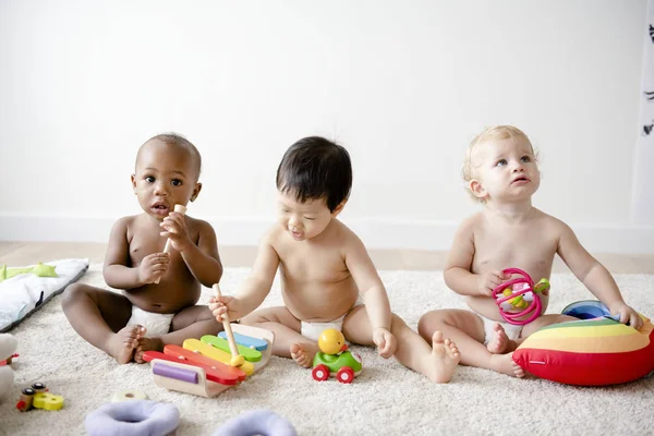 Bebês Brincando Juntos Uma Sala Jogos — Fotografia de Stock