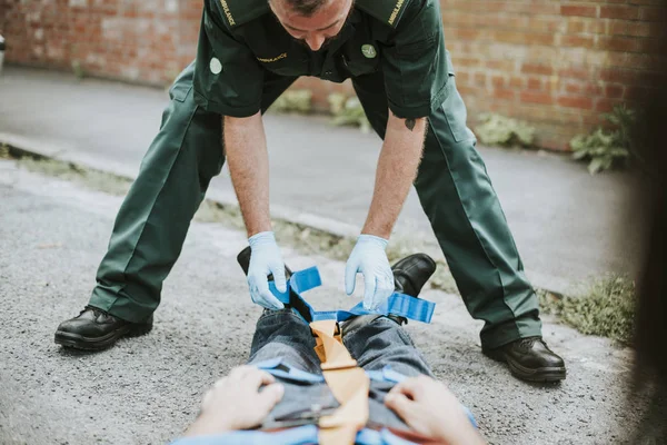 Equipo Paramédico Rescatando Paciente Lesionado — Foto de Stock