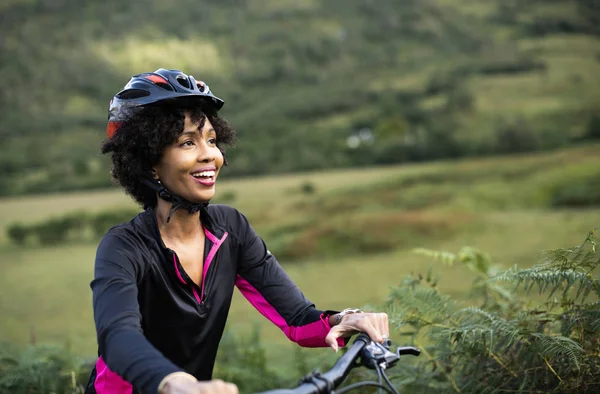 Ciclista Feminino Alegre Desfrutando Passeio Bicicleta — Fotografia de Stock