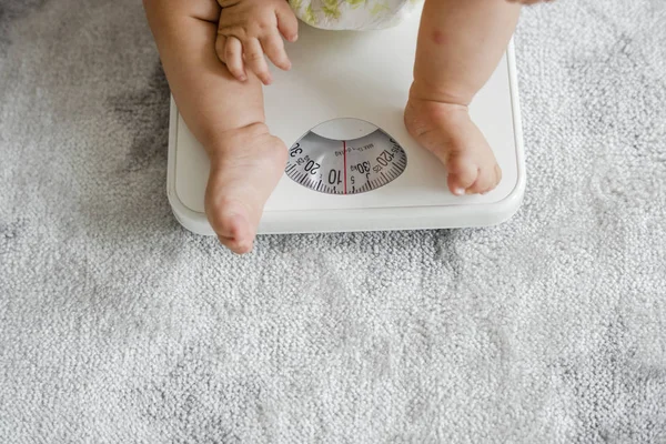 Nahaufnahme Der Beine Eines Babys Auf Einer Waage — Stockfoto