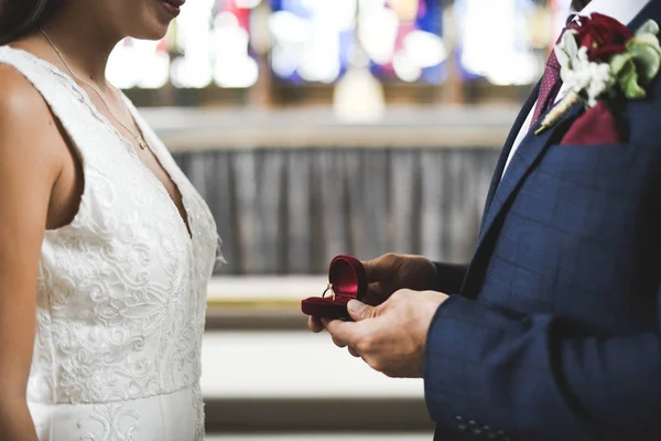 Groom Tirando Anel Casamento — Fotografia de Stock