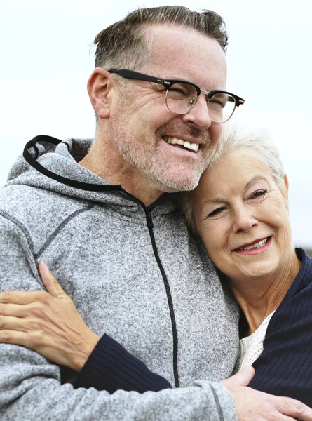 Feliz Pareja Ancianos Abrazándose — Foto de Stock