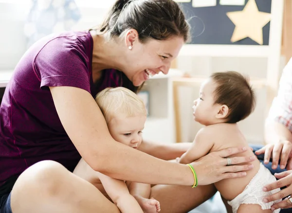 Schattige Baby Met Hun Ouders — Stockfoto