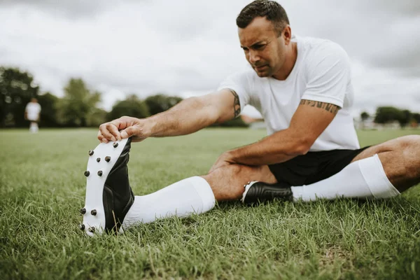 Voetballer Stretching Voor Een Wedstrijd — Stockfoto