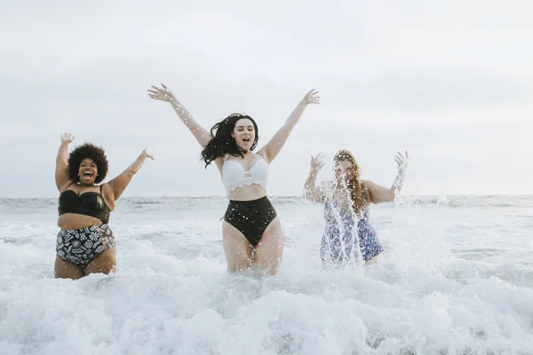 Diverse Size Women Having Fun Water — Stock Photo, Image