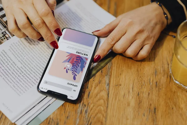 Mujer Revisando Actualizaciones Teléfono Inteligente — Foto de Stock