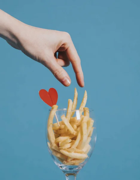 Mulher Pegando Batatas Fritas Copo Vinho — Fotografia de Stock