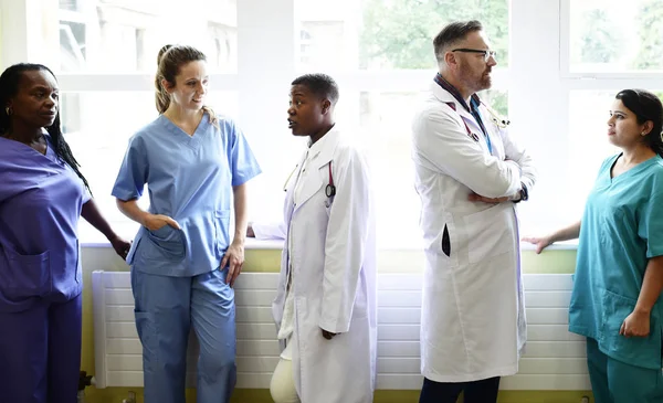 Groep Van Medische Professionals Bespreken Hal Van Een Ziekenhuis — Stockfoto