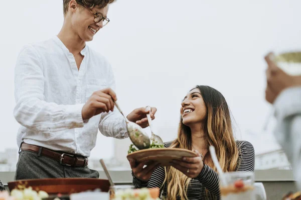 Homem Servindo Sua Salada Amigos Uma Festa Telhado — Fotografia de Stock