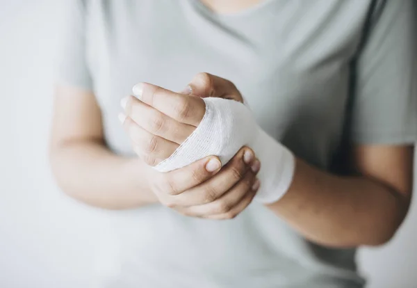 Mulher Com Bandagem Gaze Enrolada Torno Sua Mão — Fotografia de Stock
