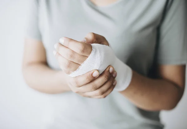 Vrouw Met Gaasverband Haar Hand — Stockfoto