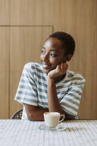 Mulher Negra Sentada Alegremente Café — Fotografia de Stock