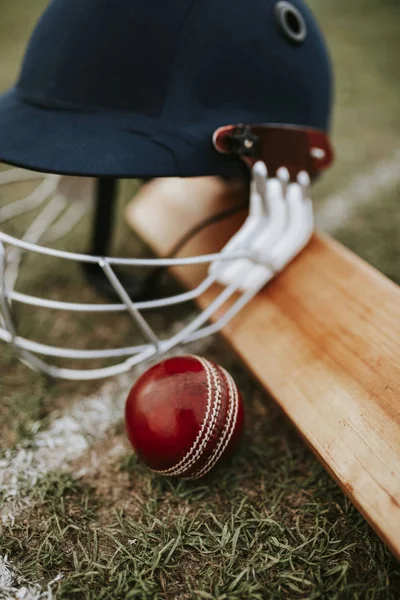 Cricket Ausrüstung Auf Grünem Gras — Stockfoto