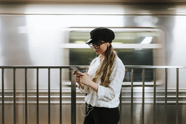 Дівчина Слухає Музику Чекаючи Потяг Платформі Метро — стокове фото