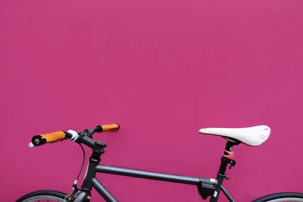 Bicicleta Cidade Preta Fundo Rosa — Fotografia de Stock