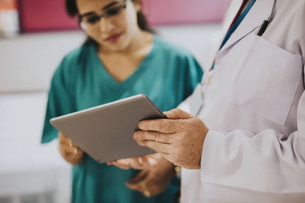 Médico Enfermeiro Discutindo Caso Médico — Fotografia de Stock