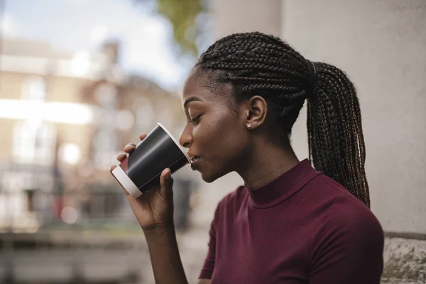 Mujer Bebiendo Café Una Taza Papel — Foto de Stock