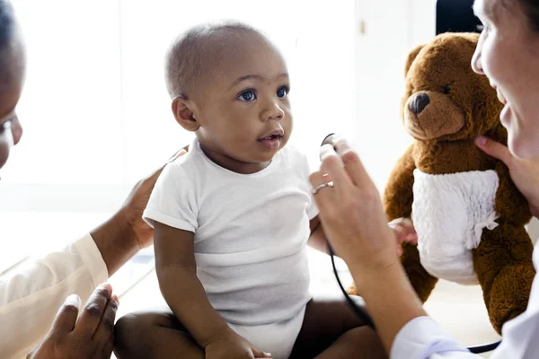 Bébé Rendant Visite Médecin Pour Check — Photo