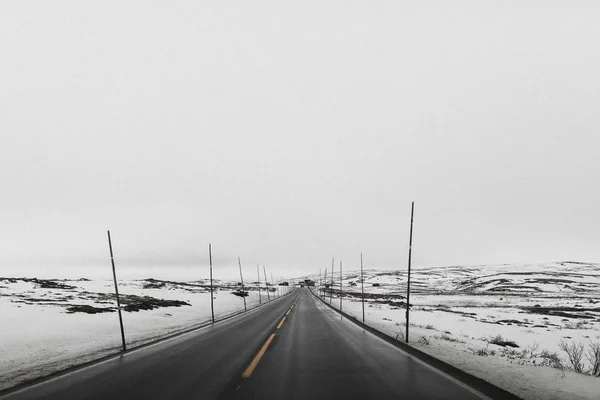 Вид Мокрой Дороги Зимой — стоковое фото