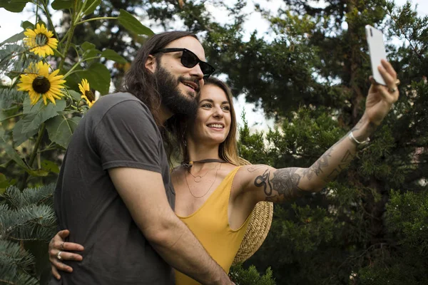 Casal Tirando Uma Selfie Com Girassóis — Fotografia de Stock