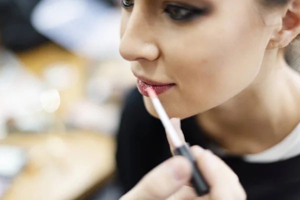 Maquillaje Artista Aplicando Brillo Labios Sobre Modelo — Foto de Stock