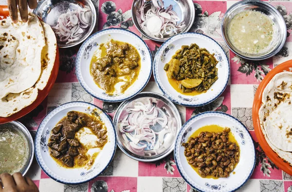 파키스탄 요리를 테이블에 — 스톡 사진