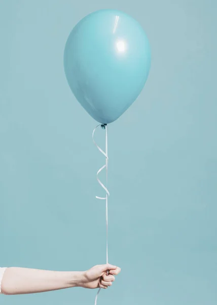 Menina Segurando Balão Azul Pastel — Fotografia de Stock