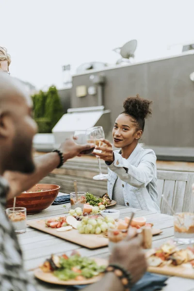 Amigos Batendo Copos Vinho Uma Festa Telhado — Fotografia de Stock