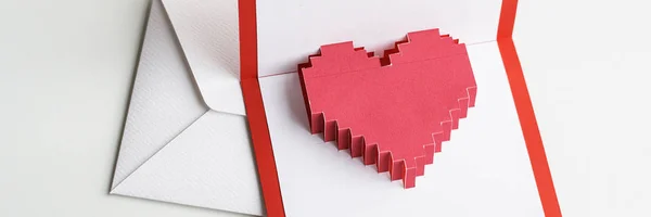 Coeur Pixellisé Dans Une Enveloppe — Photo