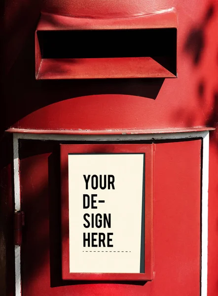 Κόκκινο Ταχυδρομικό Κουτί Ένα Άσπρο Σημάδι Κοροϊδεύω — Φωτογραφία Αρχείου