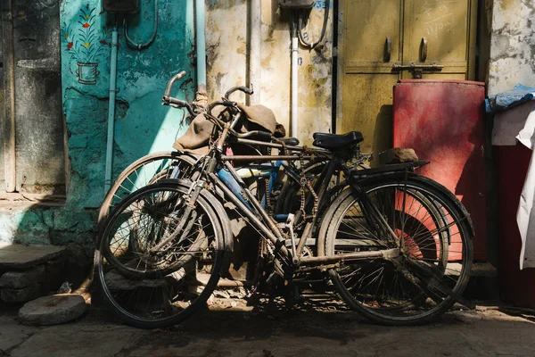房子外面留下的旧自行车 — 图库照片