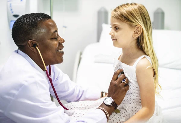 Pediatra Haciendo Chequeo Médico Una Niña — Foto de Stock