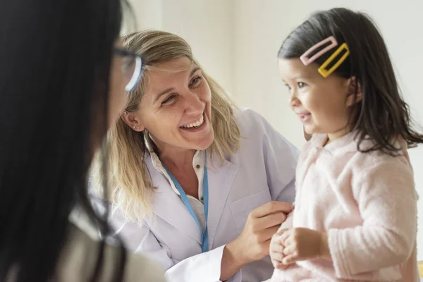 小さな女の子を調べる小児科医 — ストック写真