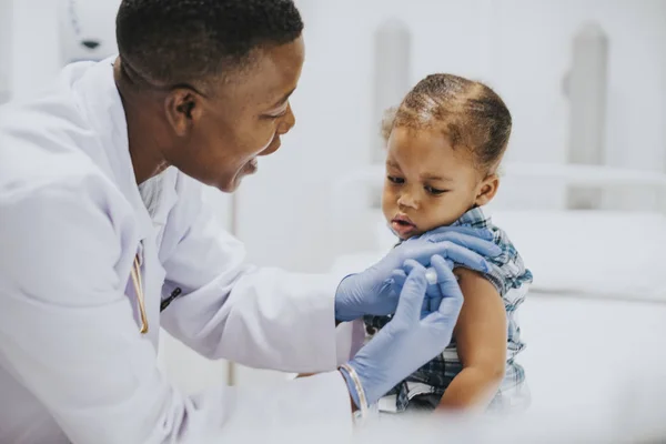 Kisgyermek Kapok Egy Védőoltást Gyermekorvos — Stock Fotó