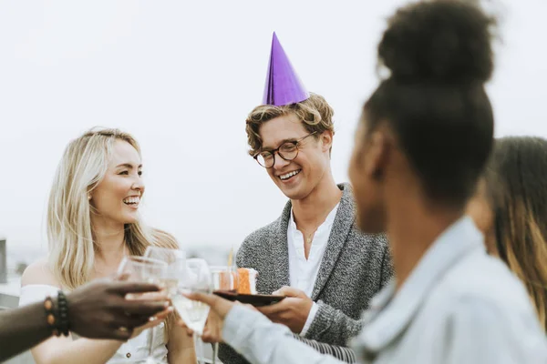 Teman Teman Ceria Merayakan Pesta Ulang Tahun Atap — Stok Foto