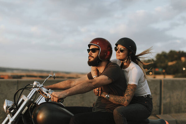 Pareja Motociclistas Cabalgando Por Camino Atardecer — Foto de Stock