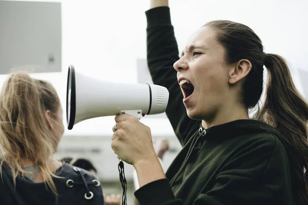 Ativista Feminina Gritando Megafone — Fotografia de Stock