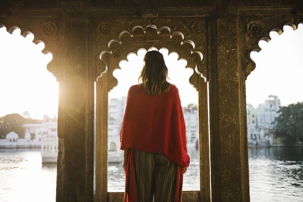 Западная Женщина Стоит Культурной Архитектуре Удайпуре Индия — стоковое фото