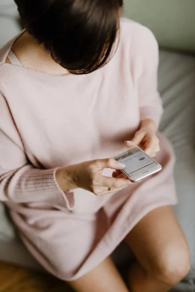 Žena Posouvání Prostřednictvím Sociálních Médií Mobilní Telefon — Stock fotografie