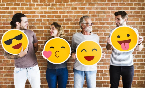 Pessoas Felizes Segurando Emoticons Positivos — Fotografia de Stock