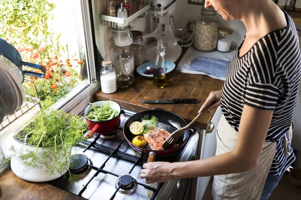 Frau Kocht Lachs Einer Pfanne — Stockfoto